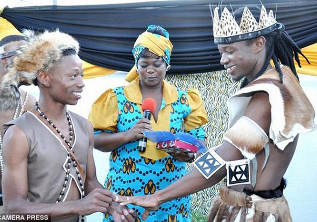 مراسم اولین ازدواج دو همجنس به سبک سنتی در آفریقا