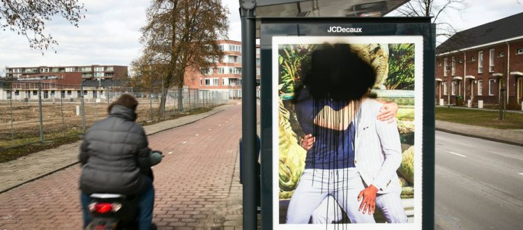 حمله به تصویر تبلیغاتی شرکت Suitsupply در هلند